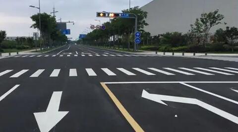蘇州停車位劃線廠家解讀，道路交通標(biāo)志牌通常布置在什么區(qū)域？